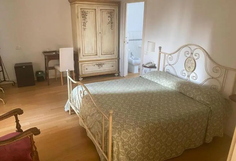 Standard-invahuone, Palazzo Riccucci