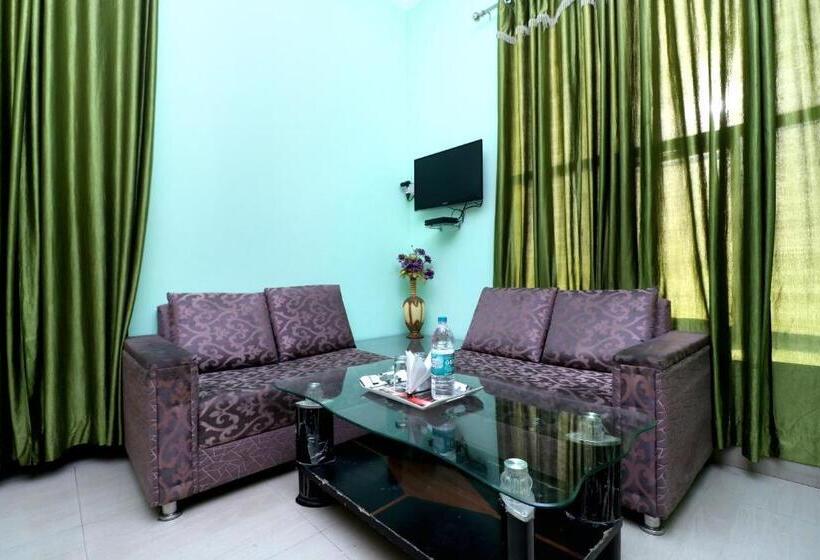 Трехместный Номер Классика, Oyo Hotel Flourish