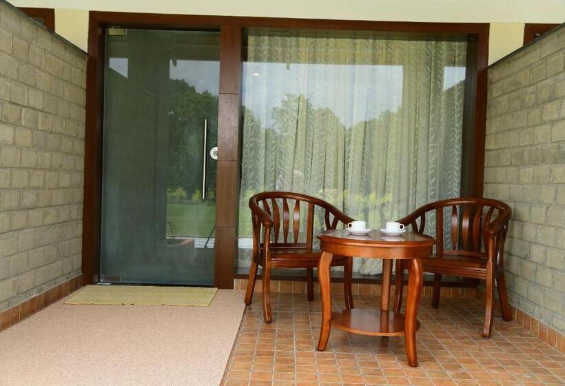 חדר דחוקס עם מיטת קינג, Biranji Aqua Retreat