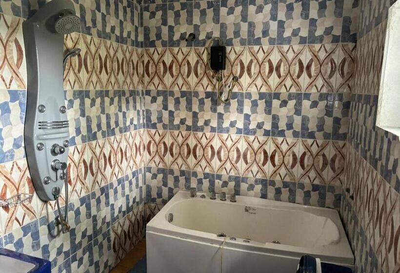 חדר יחיד נוף לגינה, L Empire