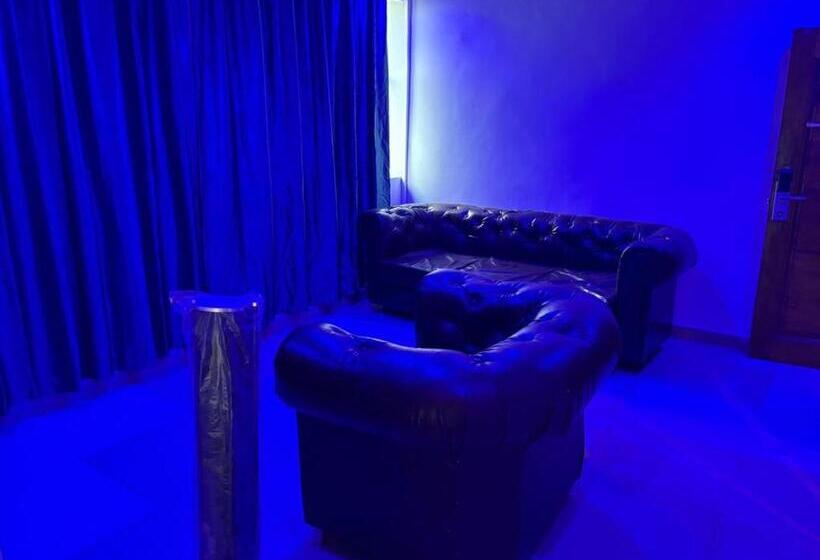 חדר יחיד נוף לגינה, L Empire