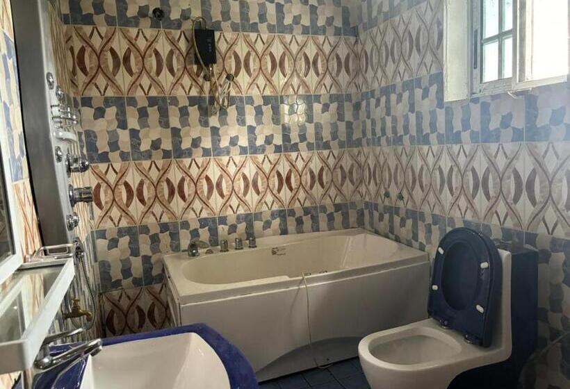 חדר יחיד נוף לגינה, L Empire