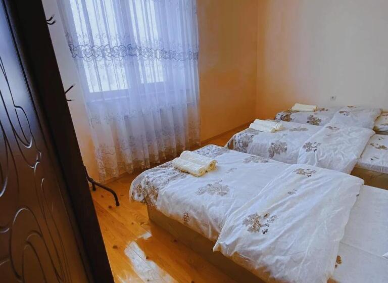 חדר סטנדרט לשלושה עם חדר אמבטיה משוף, Minor Hostel Bukhara