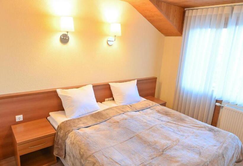 Номер Стандарт с Балконом, къща за гости гранит