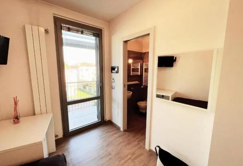 Standard Yhden Hengen Huone, Belso