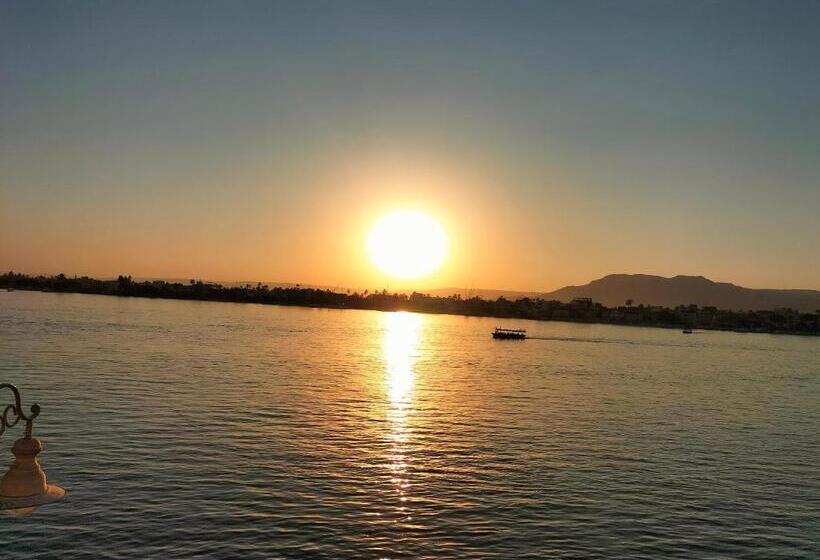 آپارتمان 3 خوابه, Sama Stars