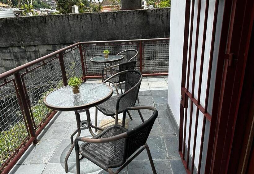 اتاق خانوادگی, Village Hostel