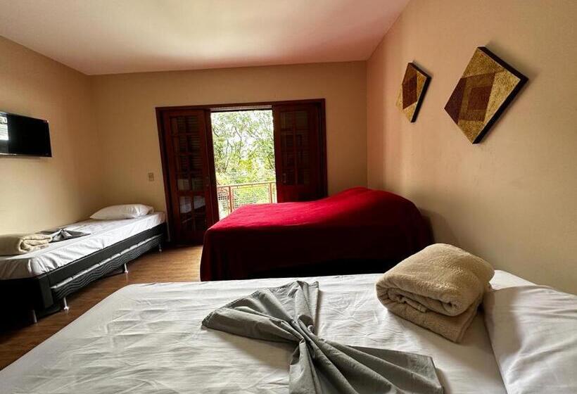 Quarto Familiar, Village Hostel