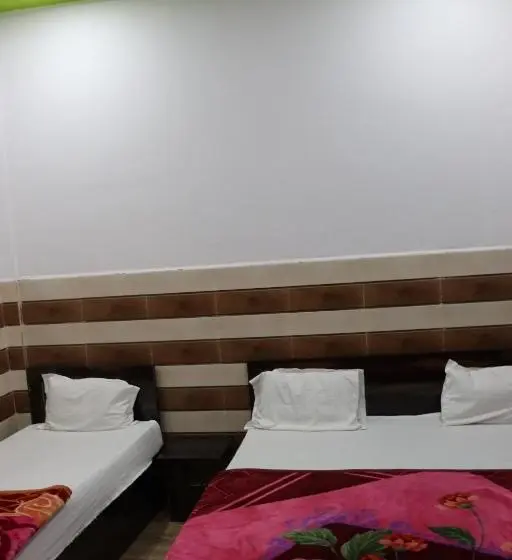 キングサイズベッドのデラックスルーム, K.d. Dham Near Prem Mandir