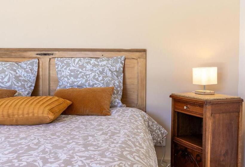 غرفة قياسية مطلّة علي حمام السباحة, L As De Seur