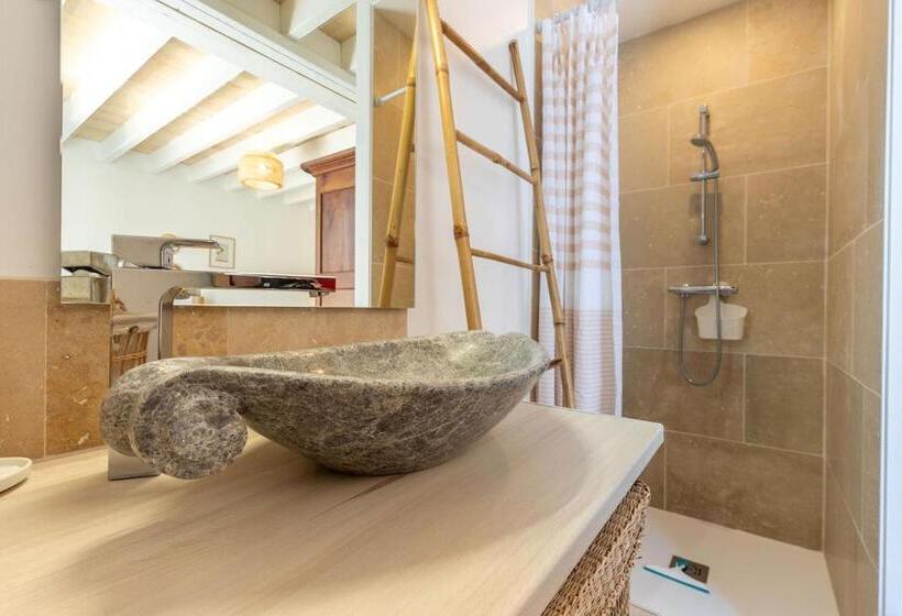 غرفة قياسية مطلّة علي حمام السباحة, L As De Seur