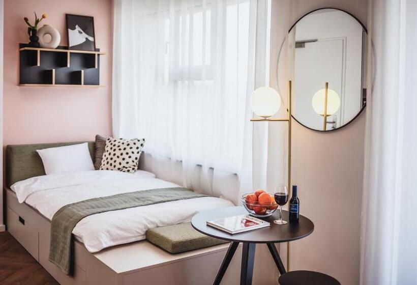 استودیوی استاندارد, The Circus Living