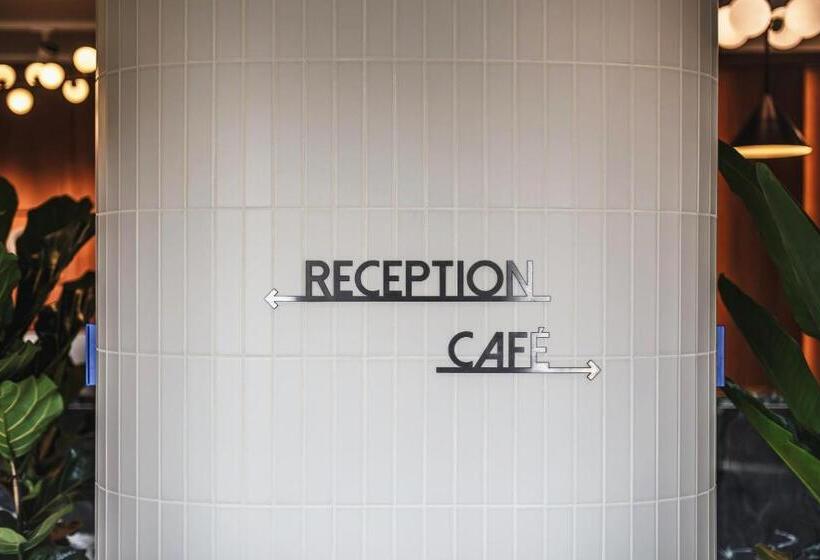 استودیوی استاندارد, The Circus Living