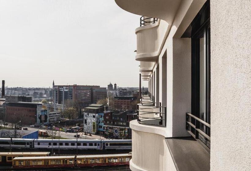 استودیوی استاندارد, The Circus Living