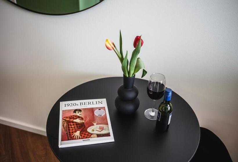 استودیوی استاندارد, The Circus Living