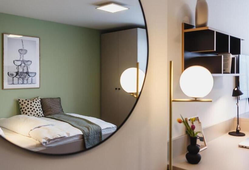 استودیوی استاندارد, The Circus Living