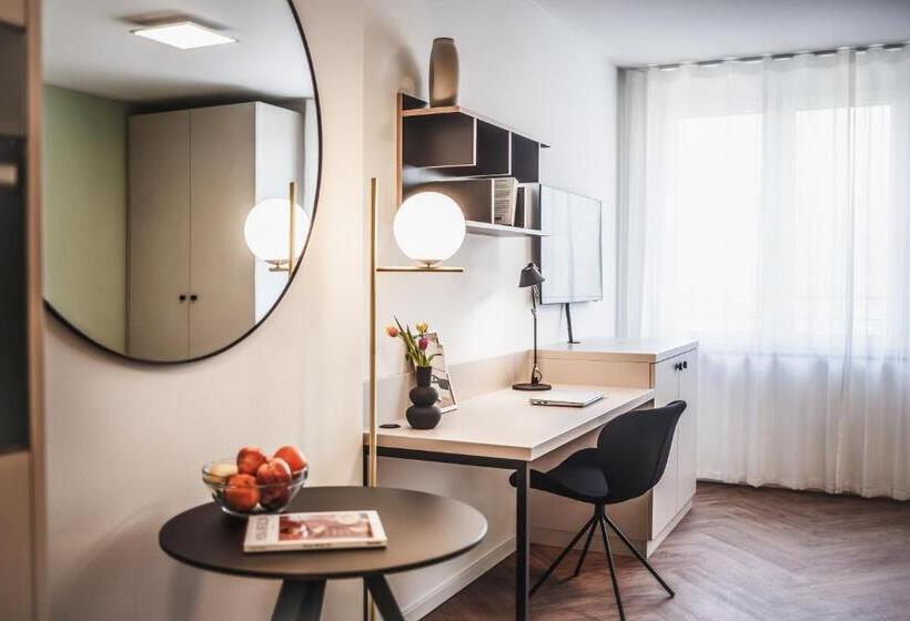 استودیوی استاندارد, The Circus Living