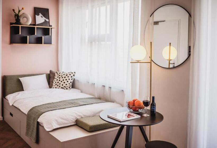 استودیوی استاندارد, The Circus Living