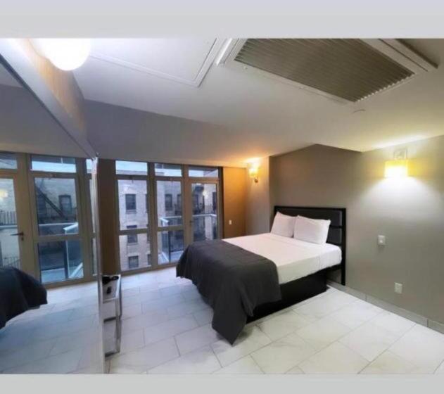 디럭스 룸, Moca Nyc