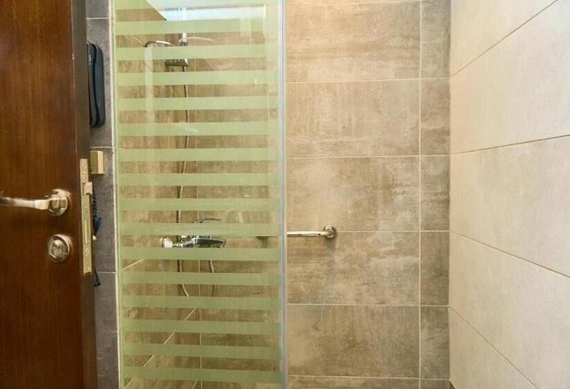 غرفة قياسية ثلاثية, Selat Al Bait