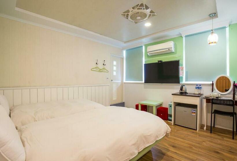 اتاق استاندارد, N. Castle