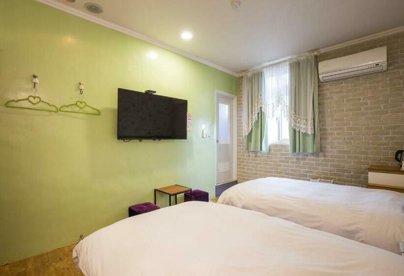 اتاق استاندارد, N. Castle