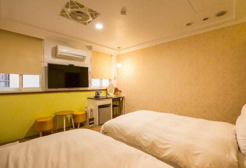 اتاق استاندارد, N. Castle