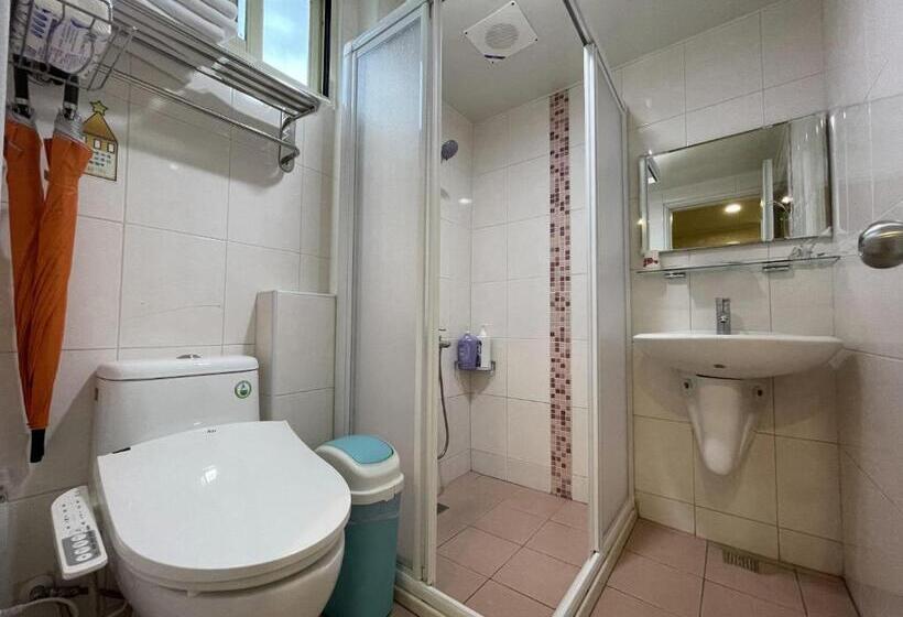 اتاق استاندارد چهار تخته, N. Castle