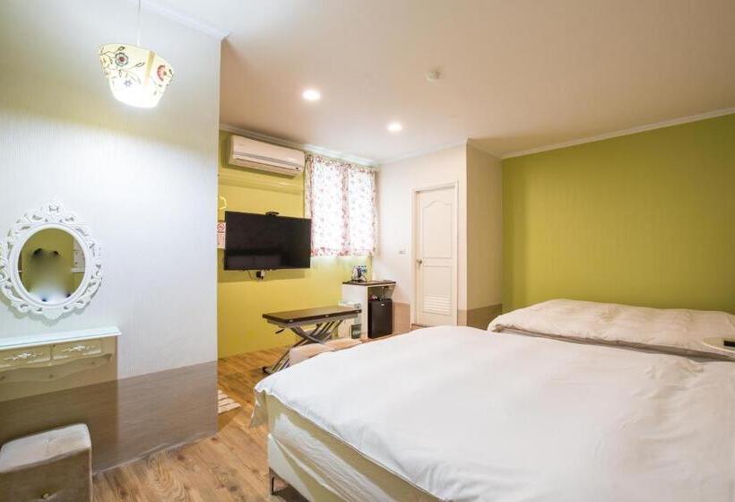 اتاق استاندارد چهار تخته, N. Castle