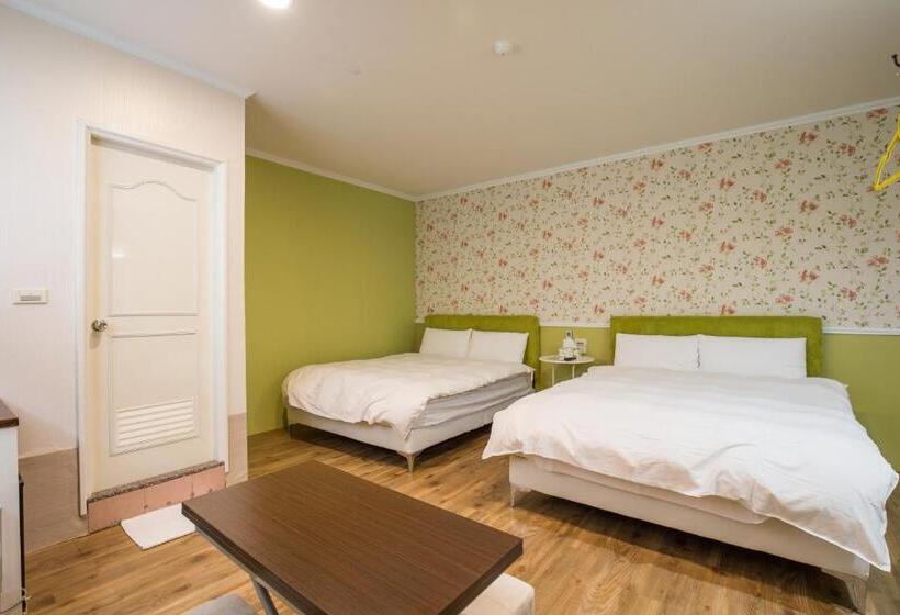 اتاق استاندارد چهار تخته, N. Castle