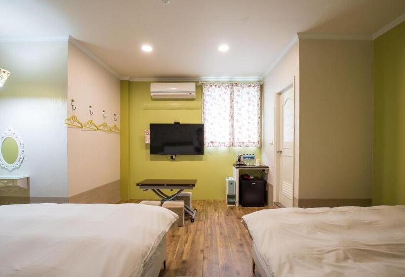 اتاق استاندارد چهار تخته, N. Castle