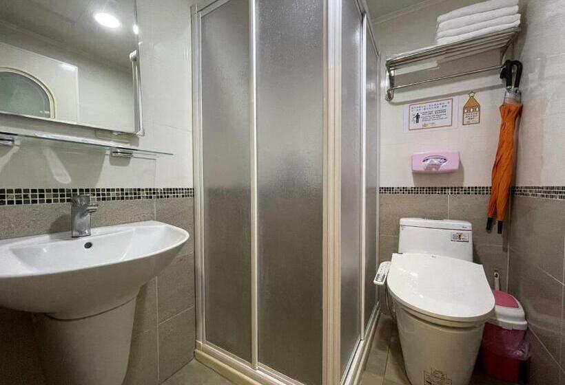 اتاق استاندارد چهار تخته, N. Castle