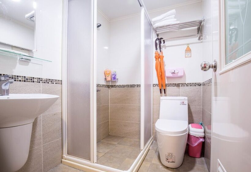 اتاق استاندارد, N. Castle