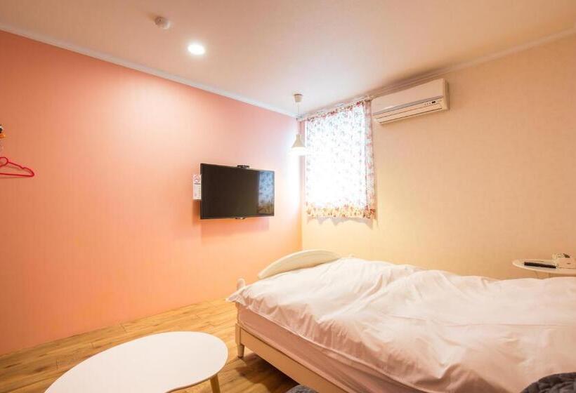 اتاق استاندارد, N. Castle