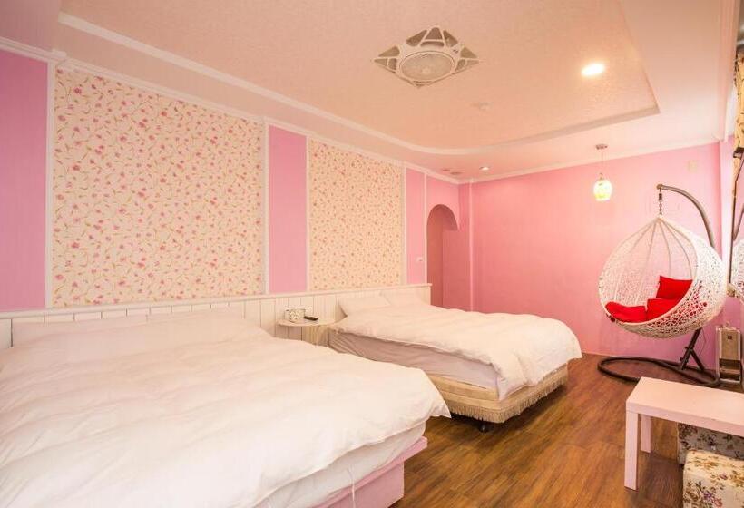 اتاق استاندارد چهار تخته, N. Castle