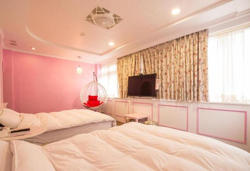 اتاق استاندارد چهار تخته, N. Castle