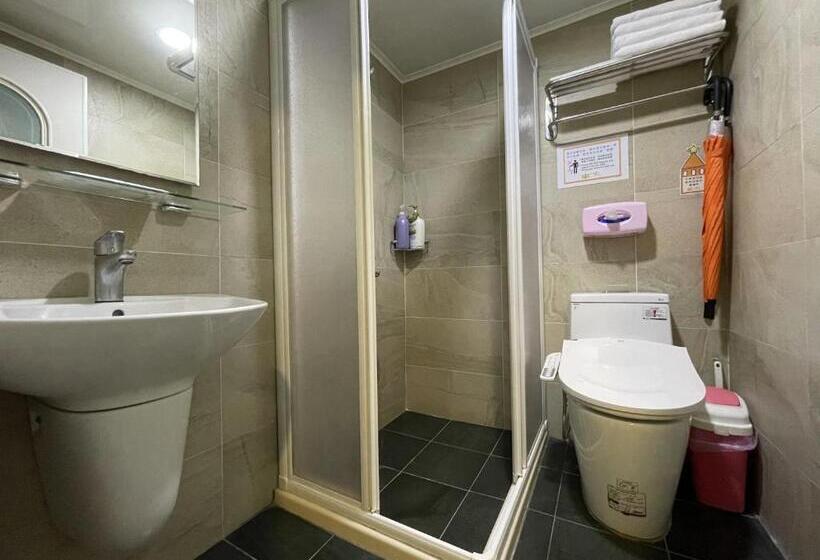 اتاق استاندارد چهار تخته, N. Castle