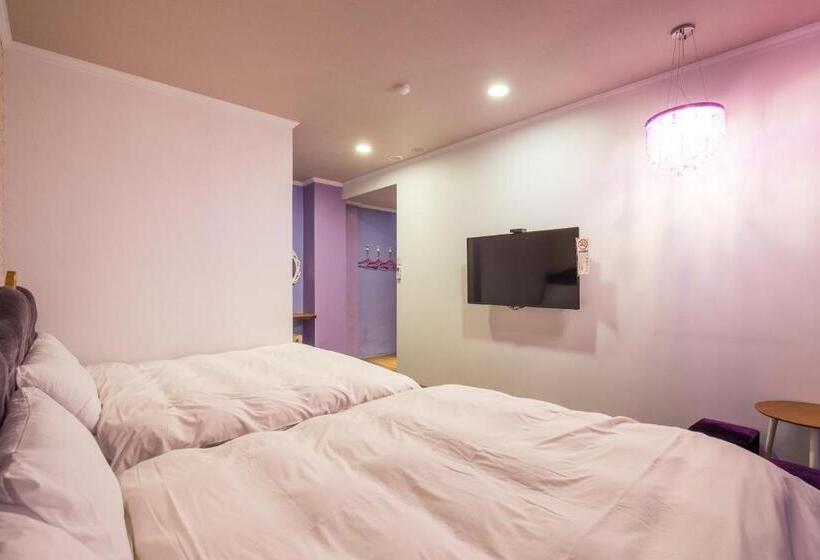 اتاق استاندارد چهار تخته, N. Castle