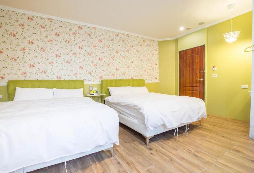 اتاق استاندارد چهار تخته, N. Castle