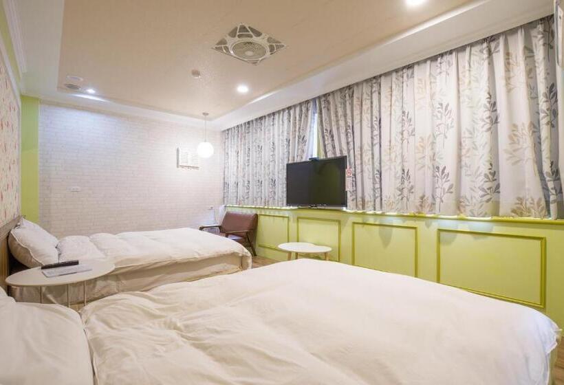 اتاق استاندارد چهار تخته, N. Castle