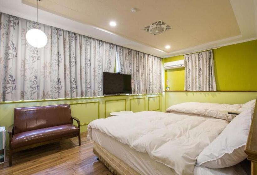 اتاق استاندارد چهار تخته, N. Castle