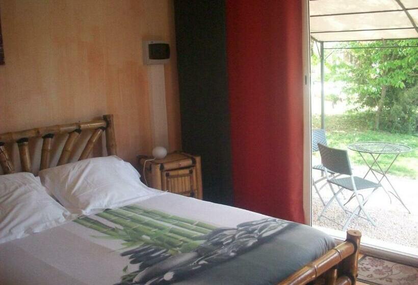 Номер Стандарт с Террасой, Studios Et Chambre La Sauvasse