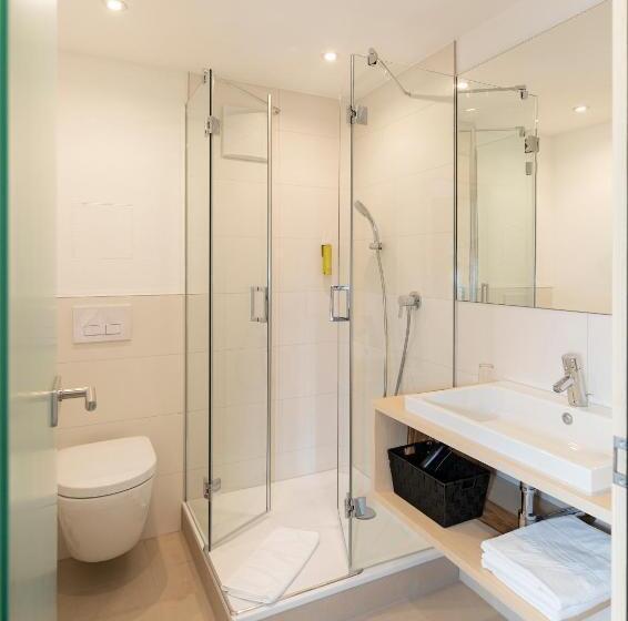 Comfort room with lake view, Der Löwen