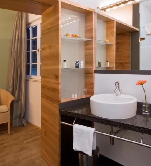 Suite with lake view, Der Löwen