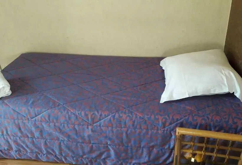 Standard Yhden Hengen Huone, Hôtel Ecu De France
