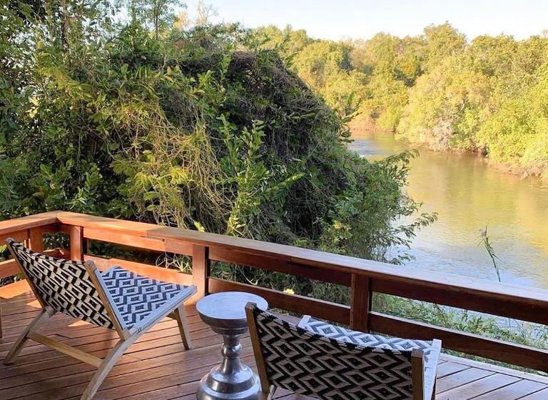 اتاق سوپریور با تخت بزرگ, Royal Chundu Island Lodge