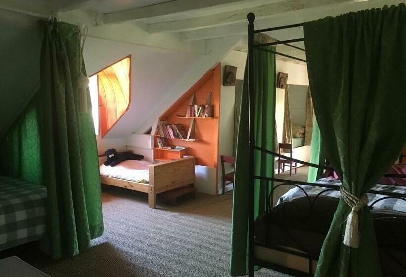 חדר משפחתי, Château De La Chasseguerre