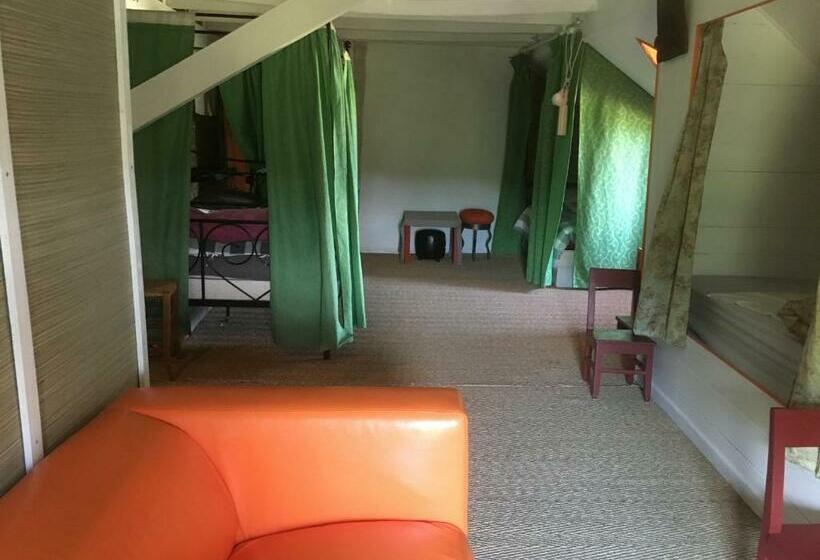 חדר משפחתי, Château De La Chasseguerre