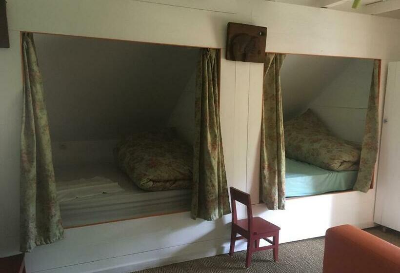 חדר משפחתי, Château De La Chasseguerre