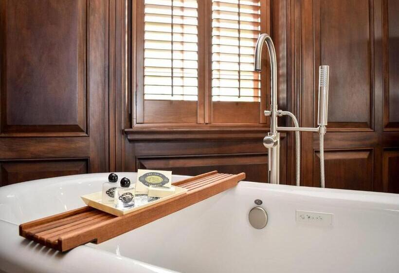 带大床的高级房间, Inn At Evergreen